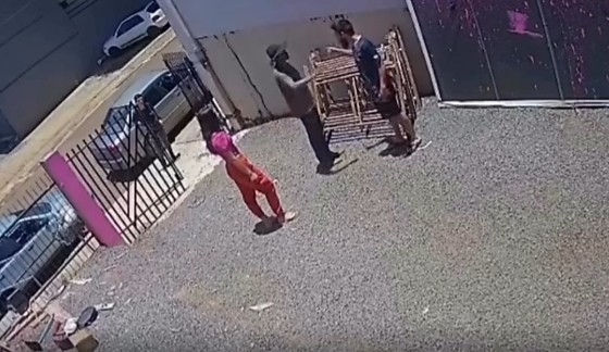 TRAGÉDIA FAMILIAR: HOMEM AGRIDE NAMORADA E É MORTO A TIROS PELO SOGRO