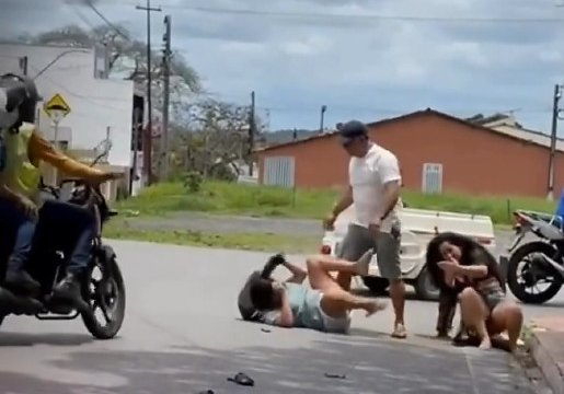 MARIDO SE UNE À SUPOSTA AMANTE E AGRIDE A PRÓPRIA ESPOSA DURANTE CONFUSÃO EM FRENTE A IGREJA