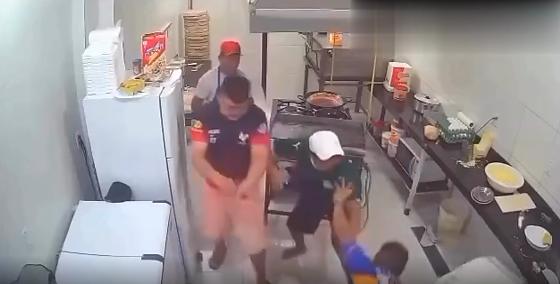 TENTOU ASSALTAR, MAS FOI DOMINADO: FUNCIONÁRIOS REAGEM E IMOBILIZAM HOMEM ARMADO DENTRO DE LANCHONETE