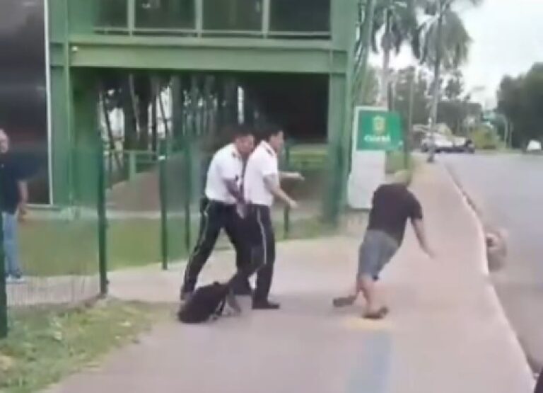 Idoso cai no chão após levar soco na cara e ser espancado por seguranças em rodoviária de MT