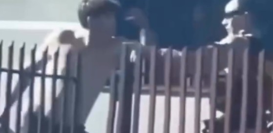 Homem descontrolado parte para cima de PM e leva bofetão