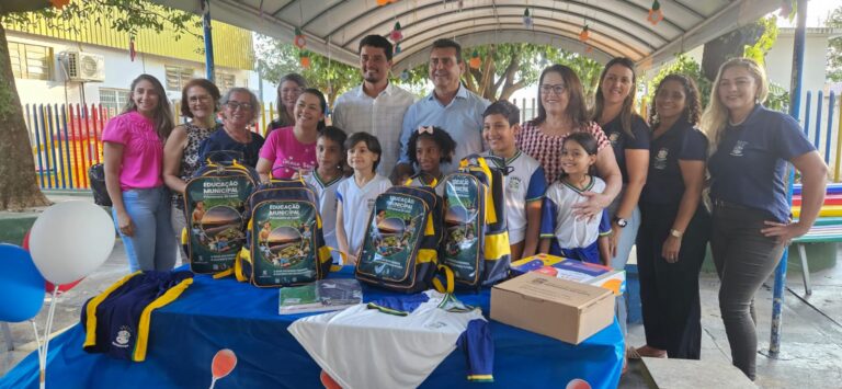 O Prefeito Sergio Machnic entrega mochilas para alunos da rede municipal de ensino de Primavera do Leste