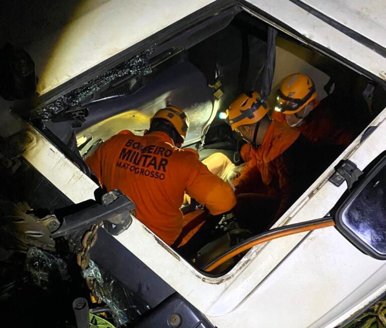 CORPO DE BOMBEIROS SOCORRE HOMEM QUE FICOU PRESO ÀS FERRAGENS APÓS VEÍCULO TOMBAR EM CAMPO VERDE