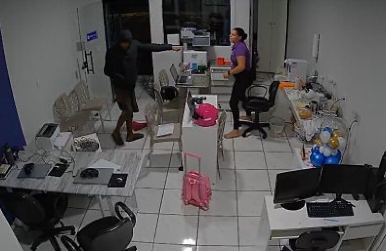 Bandido invade escritório e coloca terror em mulher e criança em MT
