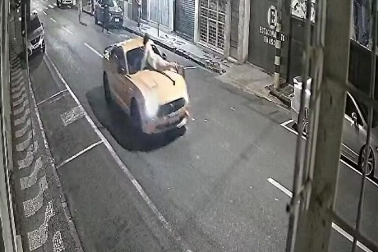 HOMEM DE MUSTANG ATROPELA A EX E A CARREGA NO CAPÔ PELAS RUAS