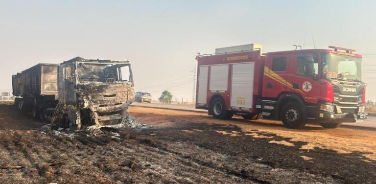 No mesmo dia, duas carretas pegam fogo em Primavera do Leste