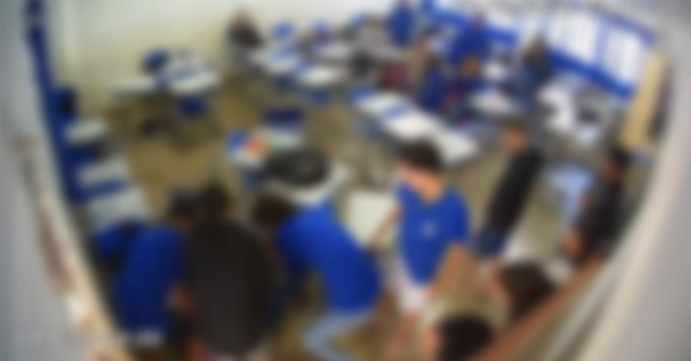 VÍDEO FLAGRA AGRESSÃO BRUTAL DENTRO DE SALA DE AULA E ADOLESCENTE É APREENDIDO EM JACIARA