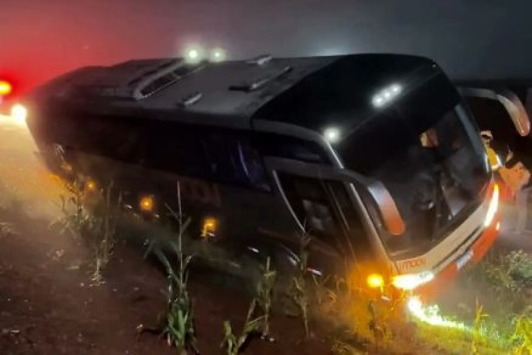 ÔNIBUS COM 27 PASSAGEIROS TOMBA NA BR-163 DURANTE RETORNO DE CONSULTAS MÉDICAS