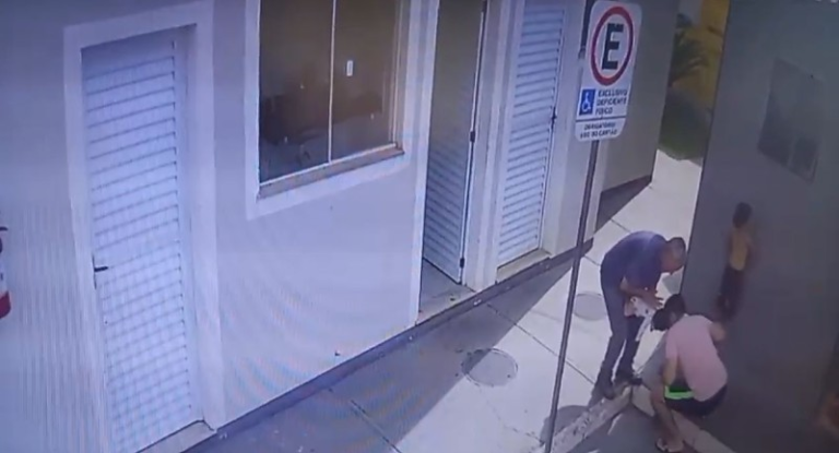 ZELADOR AGE RÁPIDO E SALVA BEBÊ ENGASGADA EM CENA DE DESESPERO EM MT