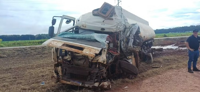 COLISÃO FRONTAL ENTRE CAMINHÕES DEIXA UM MORTO E OUTRO EM ESTADO GRAVE NA BR-070