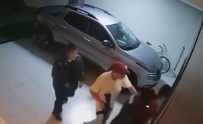 CRIMINOSOS FAZEM REFÉNS, FOGEM COM CAMINHONETE E SÃO BALEADOS APÓS PERSEGUIÇÃO EM MT